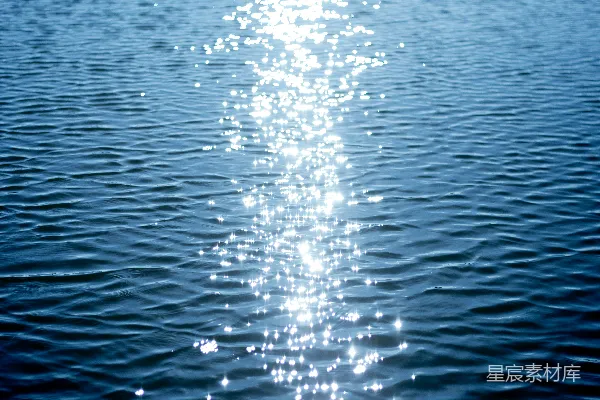 高清摄影 一条长长的水带，背景是天空。