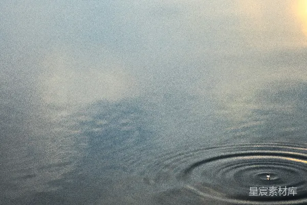 高清摄影 水滴落在水面上