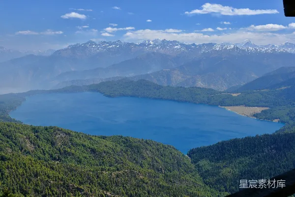 高清摄影 蔚蓝的湖泊周围环绕着绿色的山峦和雪峰。