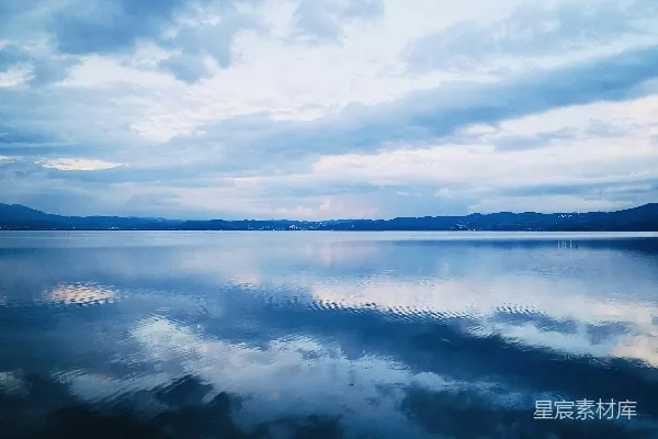 高清摄影 云天之下白天的水面