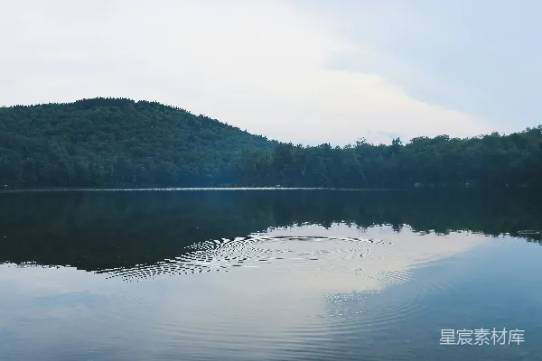 高清摄影 山丘靠近水体的白天
