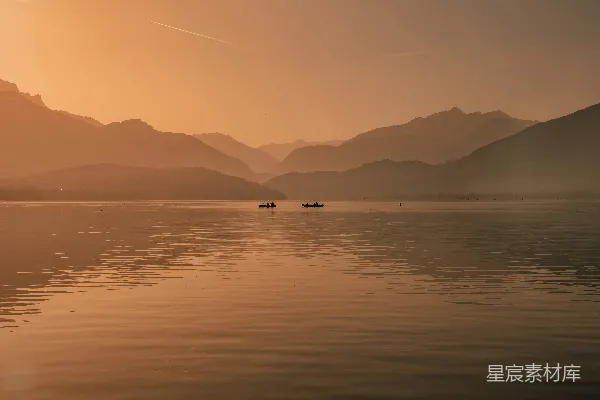 高清摄影 几艘船漂浮在湖面上
