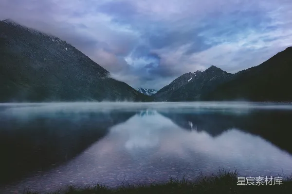 高清摄影 山间湖泊白天白云蓝天之下