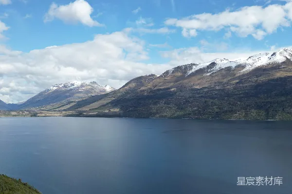 高清摄影 一片被山脉环绕的广阔水域