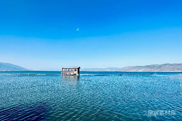 高清摄影 一座小屋坐落在一片水体的中间。