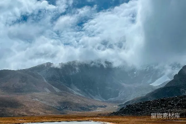 高清摄影 一片被山峦环绕的大片水域