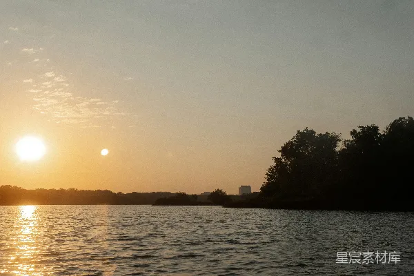 高清摄影 夕阳落下在一片水域之上
