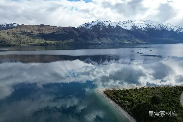 高清摄影 一片被山环绕的大片水域