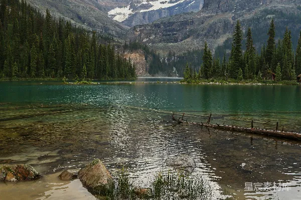 高清摄影 被山环绕的湖泊