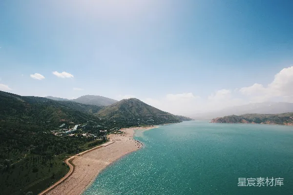 高清摄影 白天蓝天白云下绿色海洋观景山的 aerial 拍摄