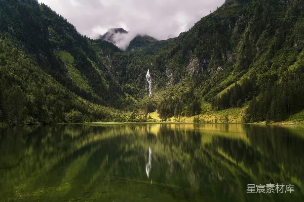 高清摄影 青山绿水间晴天云影当空 daytime amidst green mountains by lake with cloud shadows overhead