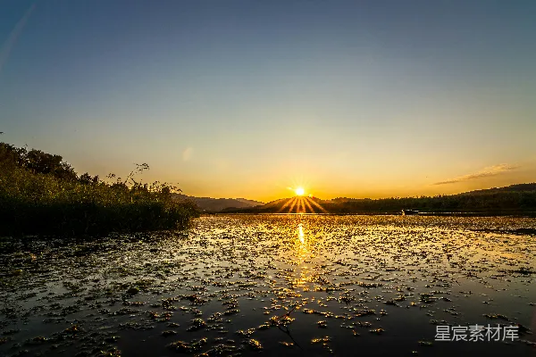 高清摄影 夕阳落下在一片水域之上