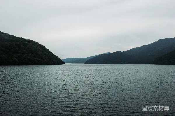 高清摄影 平静的湖水和山峦