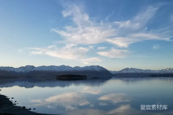 高清摄影 一片被山环绕的大片水域