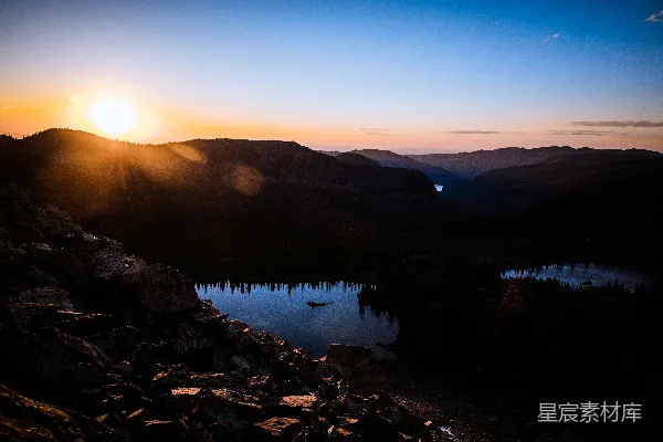高清摄影 白天山坡旁的水域