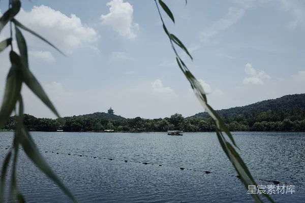高清摄影 一片湖景，远处山峦在阴云的天空下。