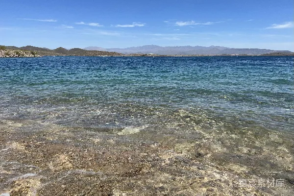 高清摄影 背景中有山的水域
