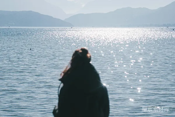 高清摄影 一个女人站在水面边缘处