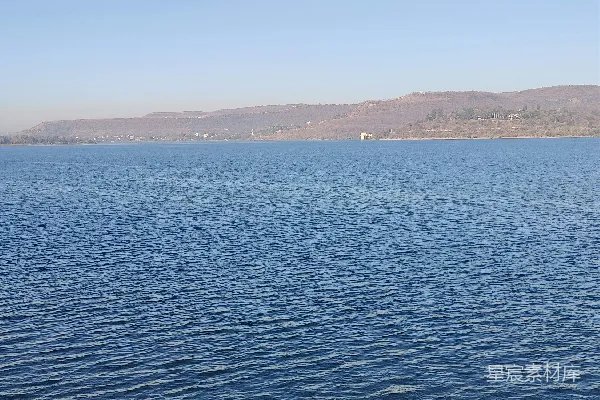 高清摄影 一片广阔的水域静卧在蔚蓝的天空下