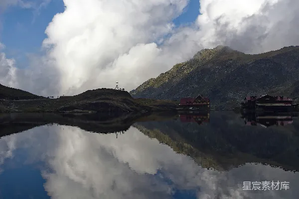 高清摄影 山环水绕的水域
