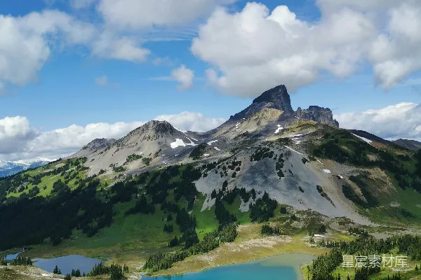 高清摄影 蓝天白云间绿山白山的白天景象