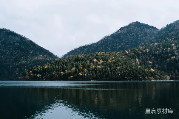 高清摄影 背景中有山的水域
