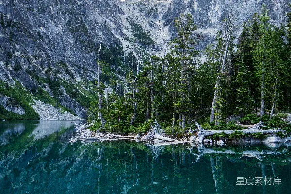 高清摄影 一座被山和树环绕的水域