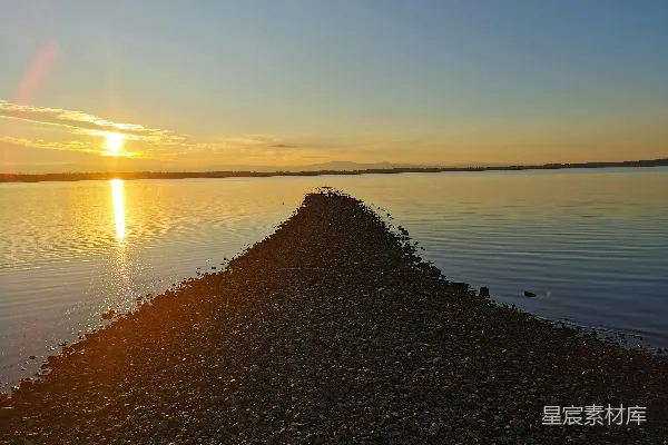 高清摄影 夕阳落下在一片水域之上
