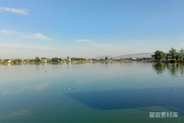 高清摄影 一大片被树木环绕的水域