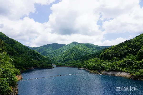 高清摄影 一片被山环绕的大水域