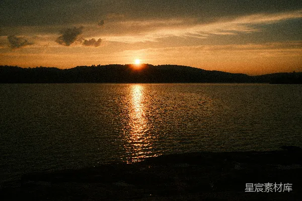 高清摄影 夕阳落下于一片水域之上