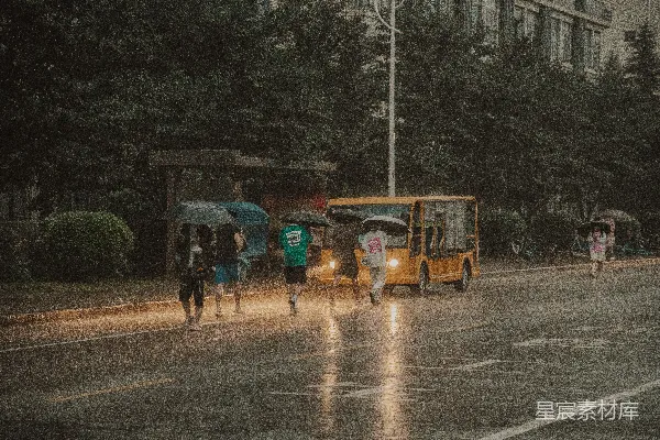 高清摄影 一群人在雨中打着伞走着