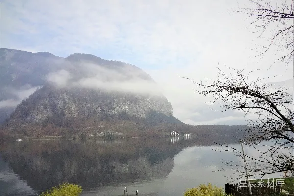 高清摄影 背景中有山的水域