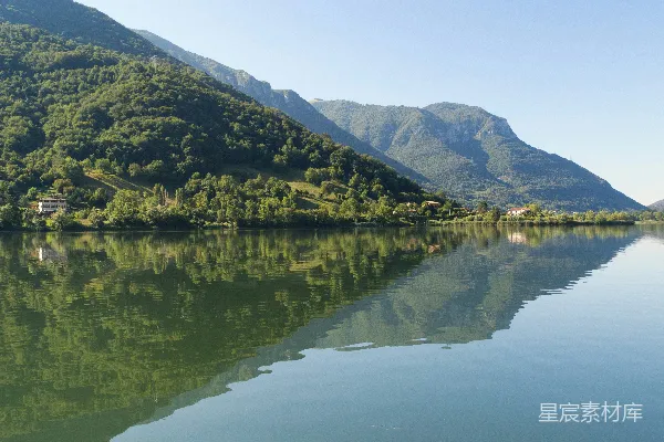 高清摄影 背景中有树木和山丘的一片水域