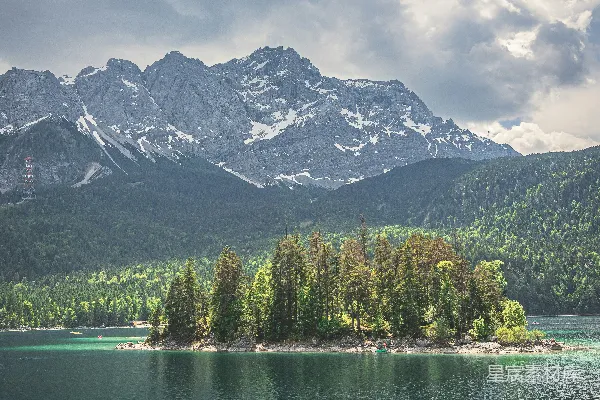 高清摄影 背景中有树和山的湖泊
