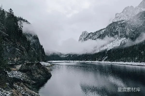高清摄影 一片被雪覆盖的山川环绕的水域