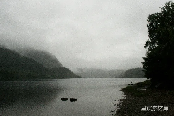 高清摄影 山环水绕的水域