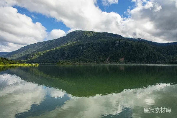 高清摄影 背景中有山的一片水域