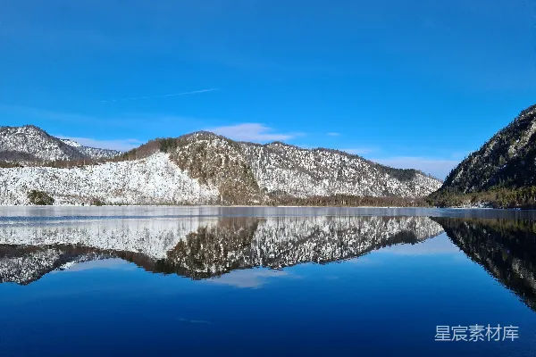 高清摄影 一个被雪覆盖的山峦环绕的湖泊和蔚蓝的天空