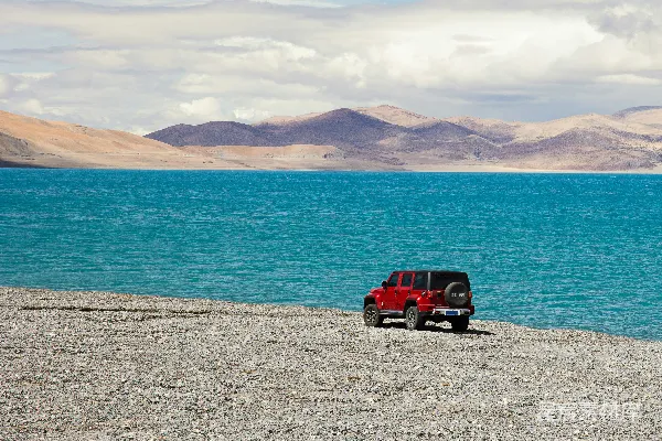 高清摄影 红色和黑色Jeep Wrangler停在近水体的白天。