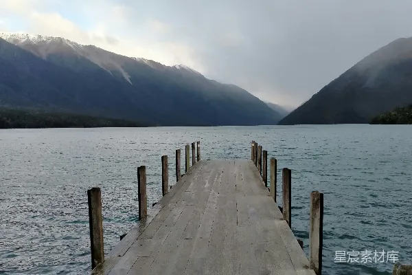 高清摄影 棕色的木制码头在湖边白天的景象