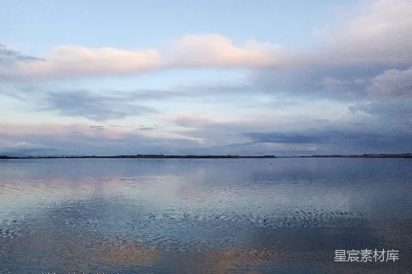 高清摄影 天空和云朵倒映在宁静的水面。
