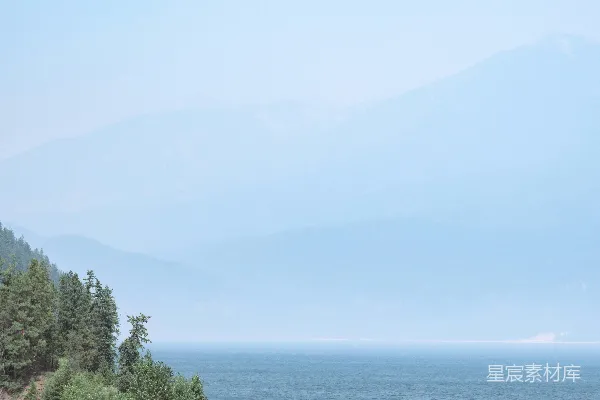 高清摄影 一艘小船漂浮在一片大水域上