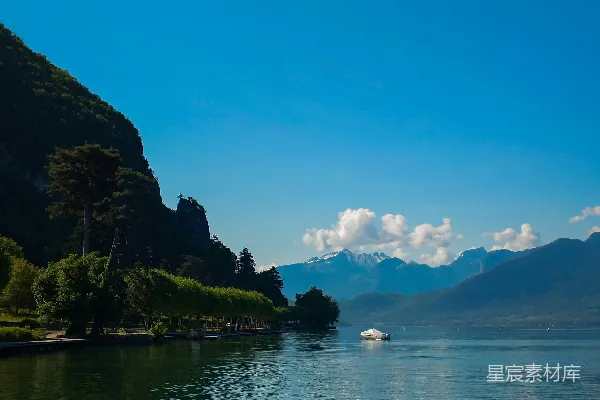高清摄影 蓝天下的湖泊与山峦。