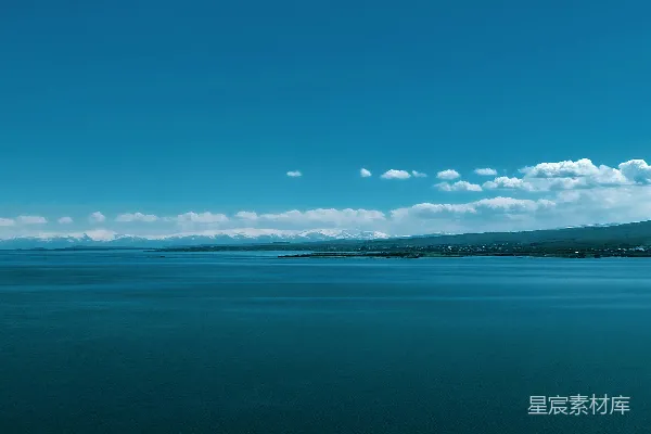 高清摄影 一片广阔的水域静静地躺在蓝天之下