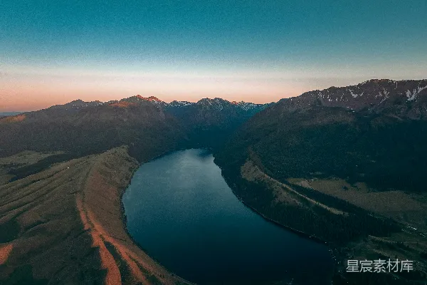 高清摄影 山间环绕的一片湖泊的空中视角