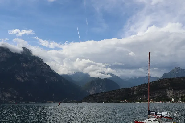 高清摄影 一艘帆船漂浮在被山环绕的湖面上