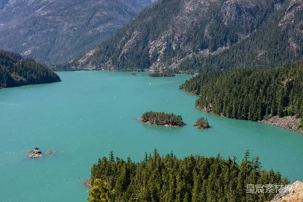 高清摄影 被松树和山环绕的 turquoise 湖。