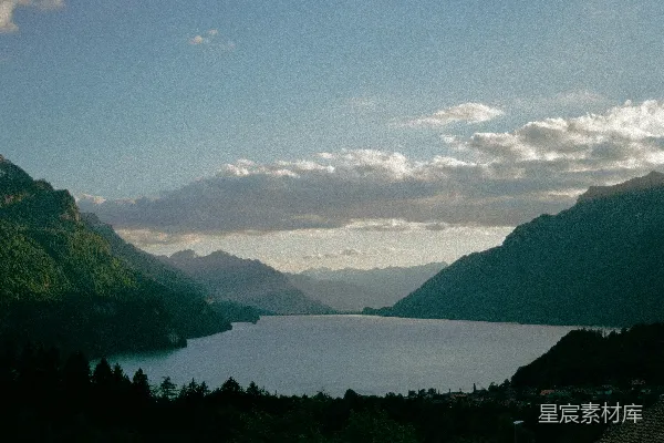 高清摄影 山峦环抱着湖面在云雾缭绕的天空下显得宁静。