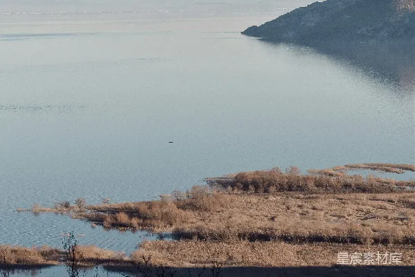 高清摄影 一片被陆地包围的大水域